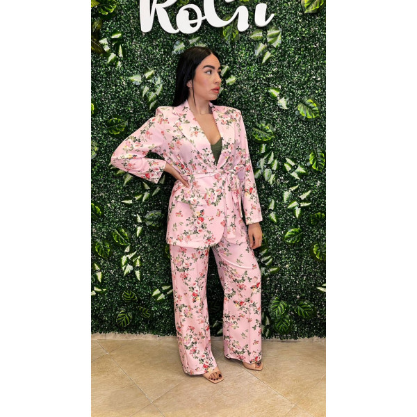 Completo Floreale Rosa Cipria: Blazer Sartoriale con Cintura e Pantaloni Fluidi