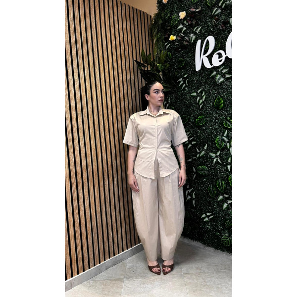 Completo Coordinato Beige con Camicia a Corsetto e Pantaloni a Gamba Larga