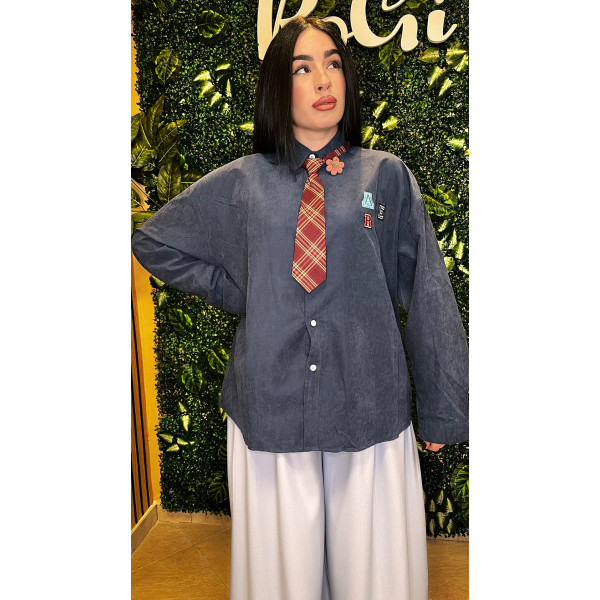 Camicia Donna Effetto Seta Lavata con Cravatta Coordinata blu - Fit Oversize con Patch e Pin Floreale