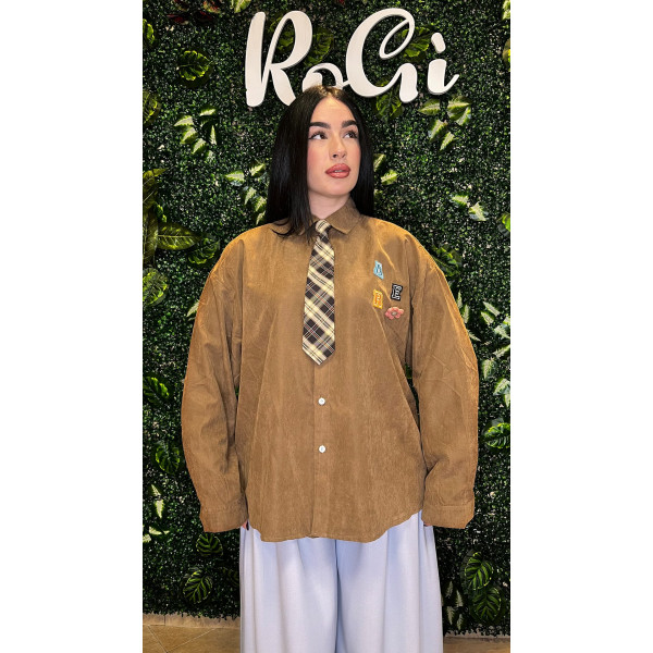 Camicia Donna Color Cammello Effetto Seta Lavata - Fit Oversize con Cravatta e Patch.