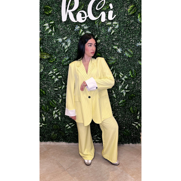 Tailleur Gessato  – Giallo Pastello con Polsini a Contrasto